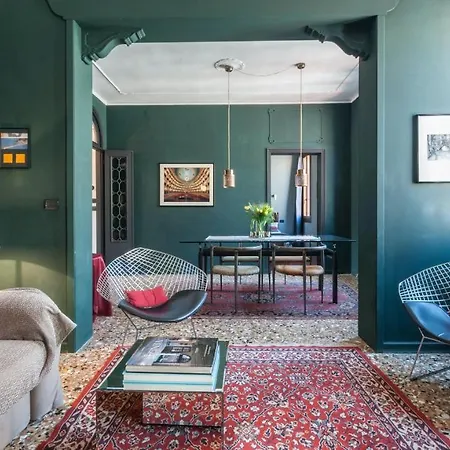 Stylish Renovated In The Heart Of The City *