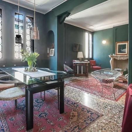 Stylish Renovated In The Heart Of The City