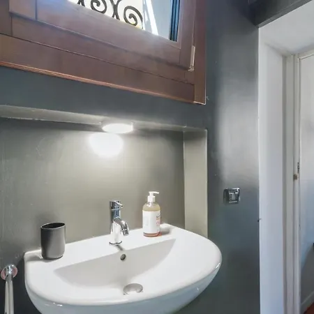 Stylish Renovated In The Heart Of The City Apartment